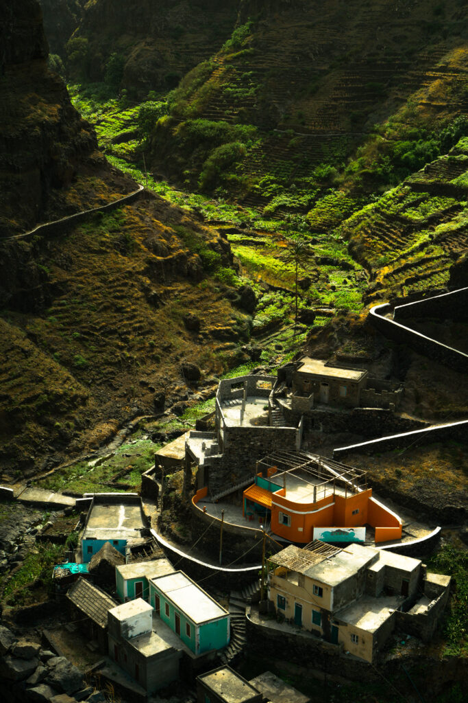 Photographie d'un village au creux de montagnes au Cap Vert