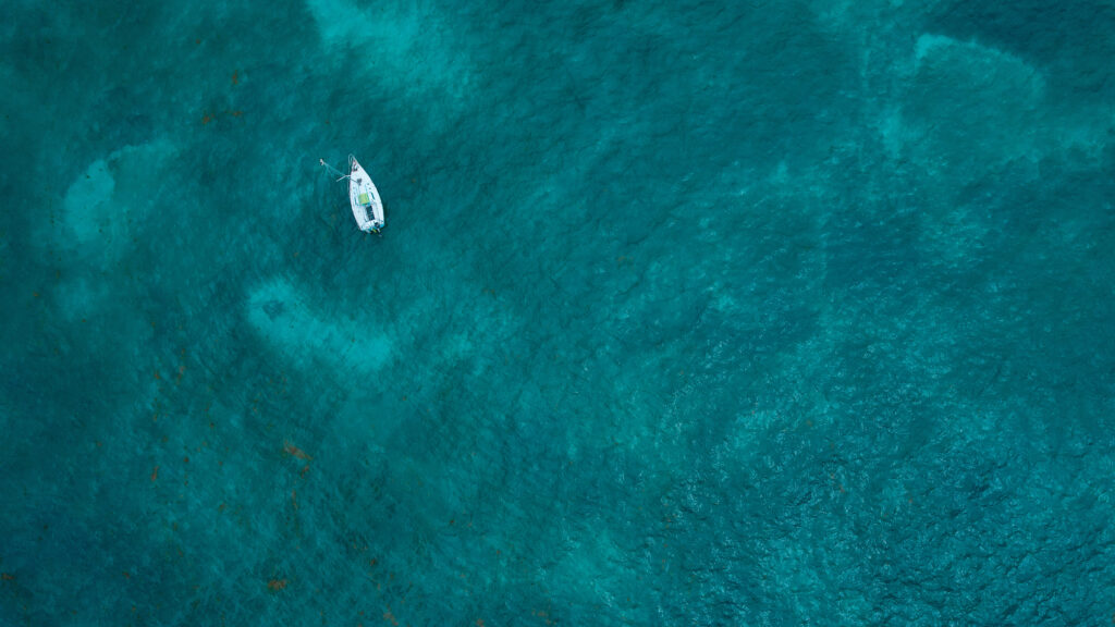 Photo en drone d'un voilier sur l'océan en Guadeloupe