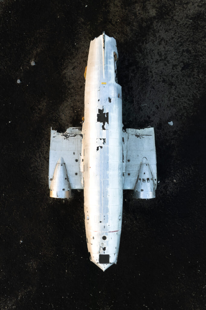 Prise de vue aérienne d'une carcasse d'avion en Islande