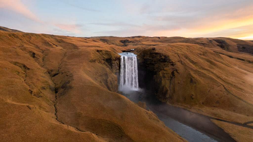 Prise de vue aérienne de la cascade Skogafoss en Islande lors d'un lever de soleil