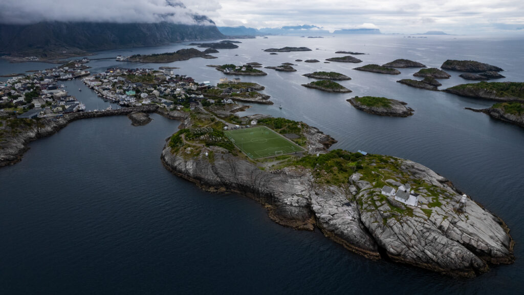 Photo vue du ciel du mythique terrain de football des iles Lofoten