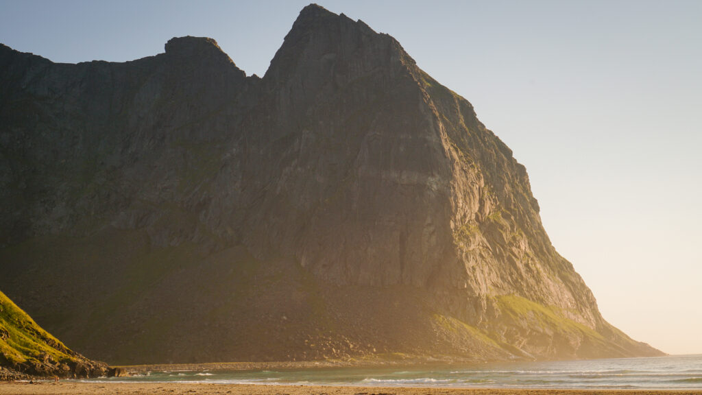 Photo d'une chaine de montagne sur la plage aux Lofoten