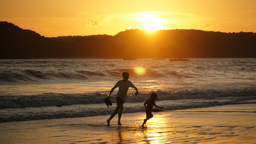 Photo de coucher de soleil sur la plage en Malaisie