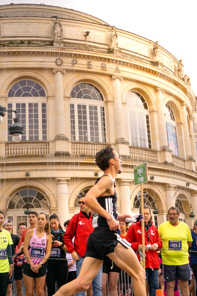 Photo sportive d'un coureur devant l'opéra de Rennes