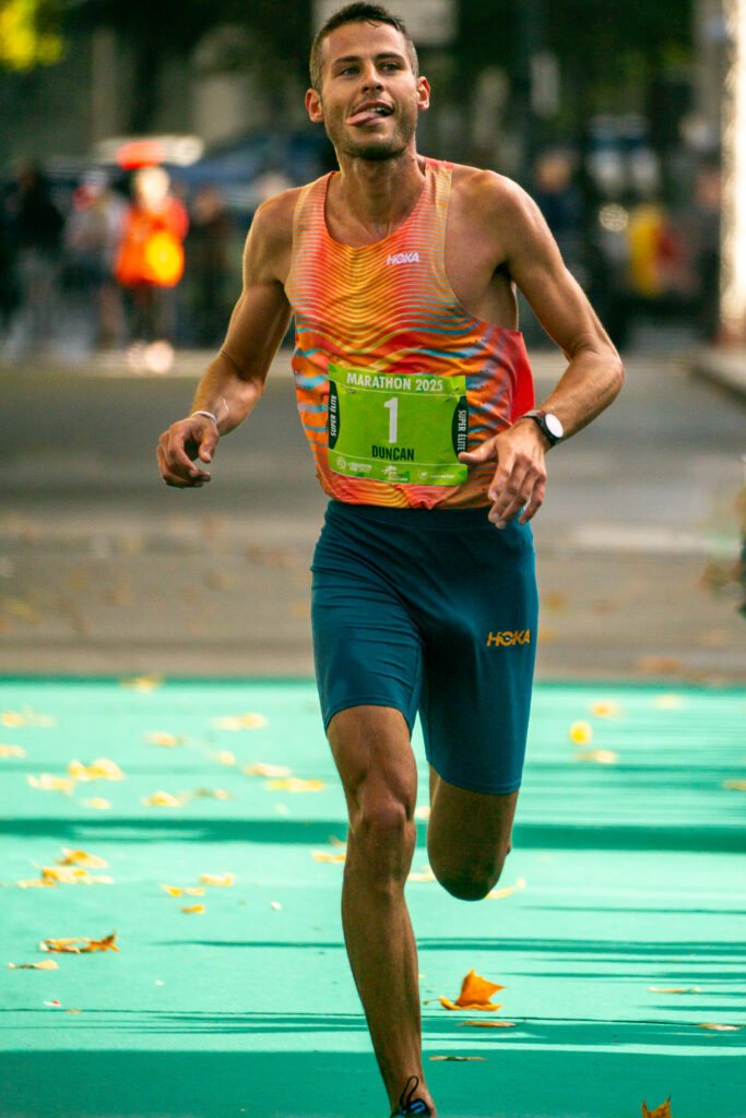 Photo finish du premier coureur lors du marathon vert 2025 à Rennes