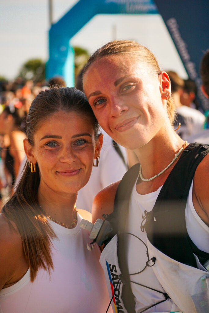 Photographie de deux coureuses au soleil lors du semi marathon Cancale Saint-Malo 2025
