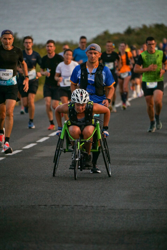 Photographie sportive d'une coureuse lors du semi marathon de cancale saint-malo