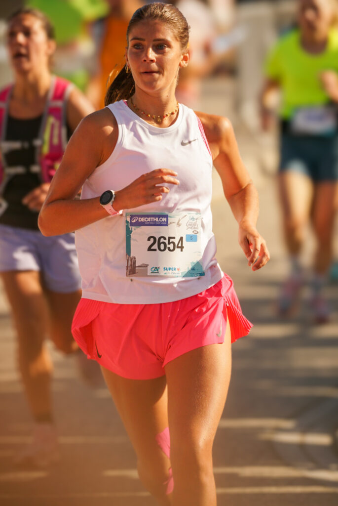 Photo d'une coureuse en plein effort sportif