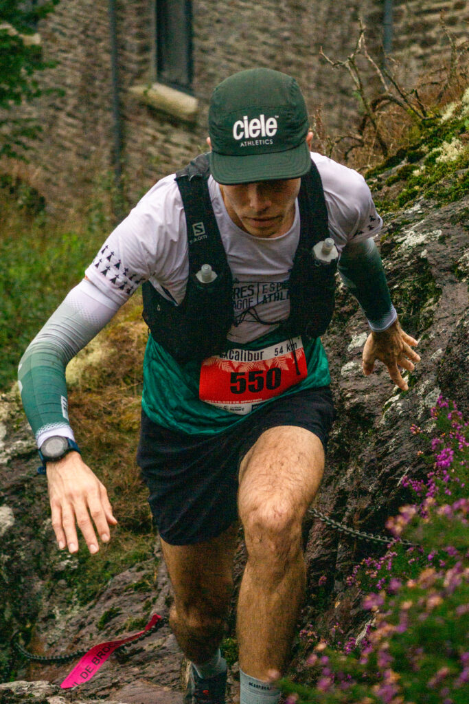 Photo immersive d'un coureur en pleine course de trail