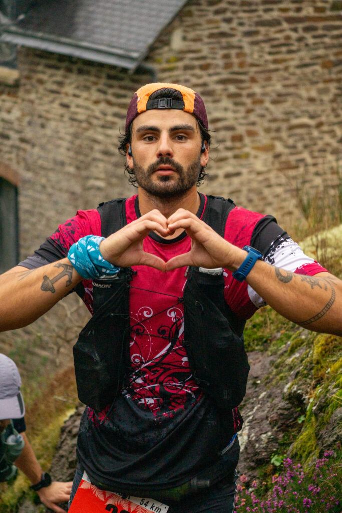 Photo de sport d'un traileur effectuant un coeur avec ses mains