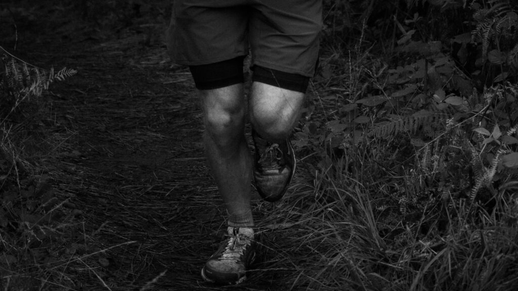 Photo en noir et blanc de coureur nature